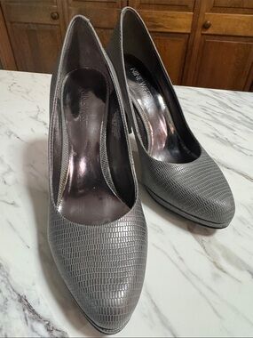 Nine West Silver-Gray Textured Pointed-Toe Pumps